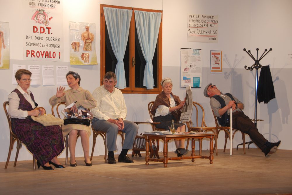 certis-feminis-a-stan-sentadis-di-bant-sore-la-lôr-fortune-compagnia-teatrale-la-pipinate