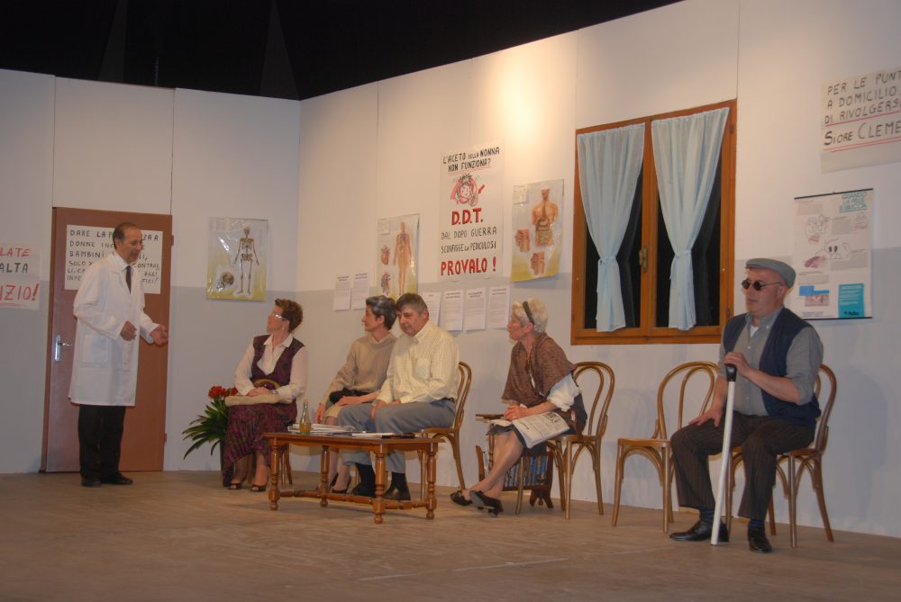 certis-feminis-a-stan-sentadis-di-bant-sore-la-lôr-fortune-compagnia-teatrale-la-pipinate