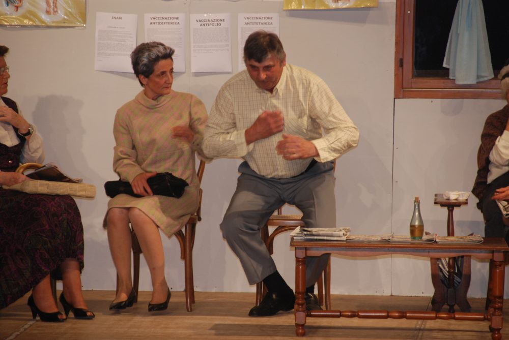 certis-feminis-a-stan-sentadis-di-bant-sore-la-lôr-fortune-compagnia-teatrale-la-pipinate