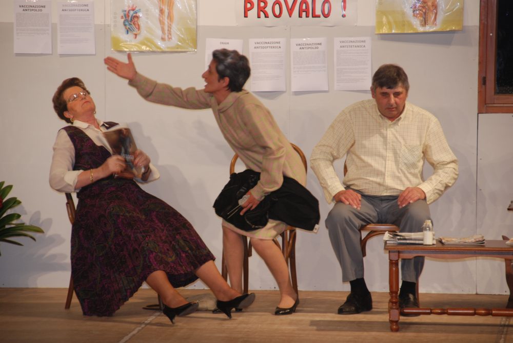 certis-feminis-a-stan-sentadis-di-bant-sore-la-lôr-fortune-compagnia-teatrale-la-pipinate