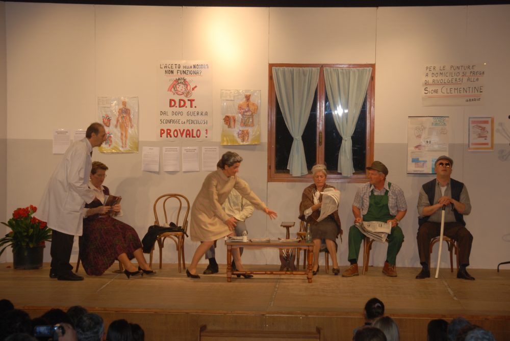 certis-feminis-a-stan-sentadis-di-bant-sore-la-lôr-fortune-compagnia-teatrale-la-pipinate