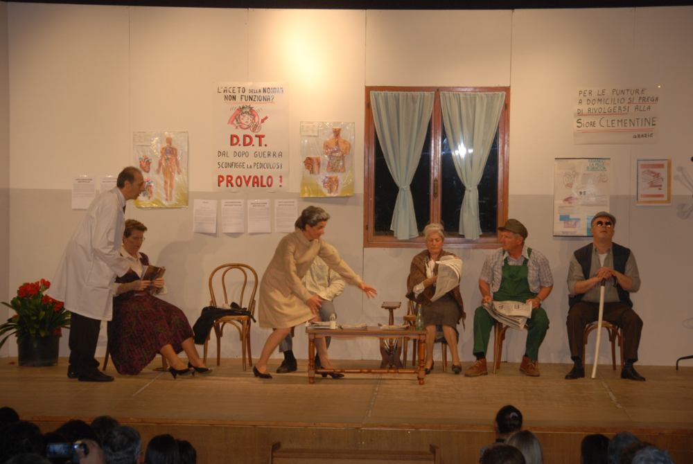 certis-feminis-a-stan-sentadis-di-bant-sore-la-lôr-fortune-compagnia-teatrale-la-pipinate